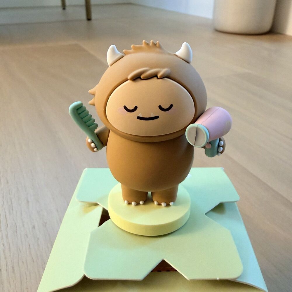 Smoko Friends Bathroom Blind Box Figurine: Hair Drying Hank - OPEN BOX